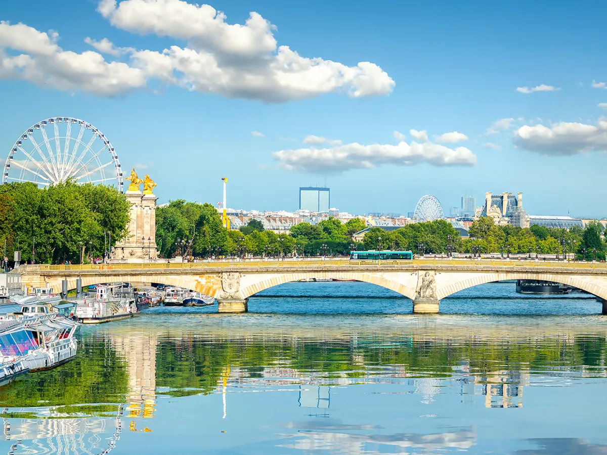 جسر الكسندر الثالث هو رابط لبعض روائع باريس الهامة