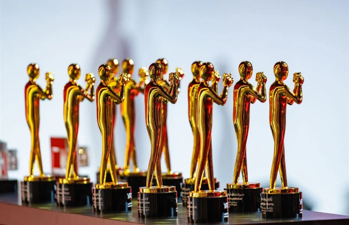 تكريم الفائزين بجوائز "مشروع عدسة العالم". الصورة من مكتب الشارقة الإعلامي