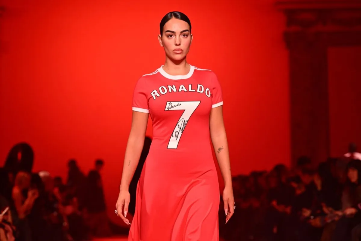 جورجينا رودريغيز في أسبوع الموضة بباريس (Georgina Rodriguez as part of the Paris Fashion Week, in Paris).. مصدر الصورة: MIGUEL MEDINA / AFP