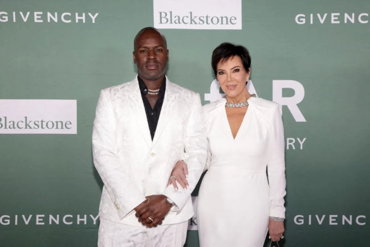 كريس جينر وكوري غامبل في حدث أمفار في بالم بيتش (Corey Gamble and Kris Jenner attend the amfAR Palm Beach Gala). مصدر الصورة: Mireya Acierto/Getty Images for amfAR/AFP