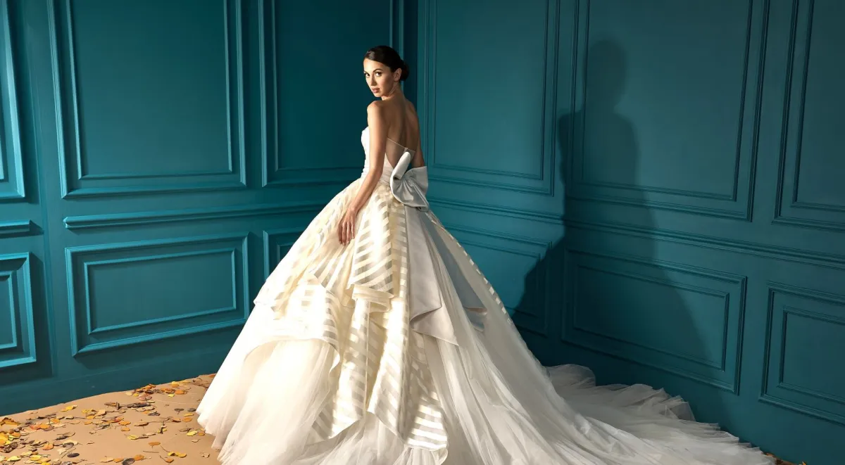 الفيونكة تزخرف ظهر الفستان- الصورة من المصممة