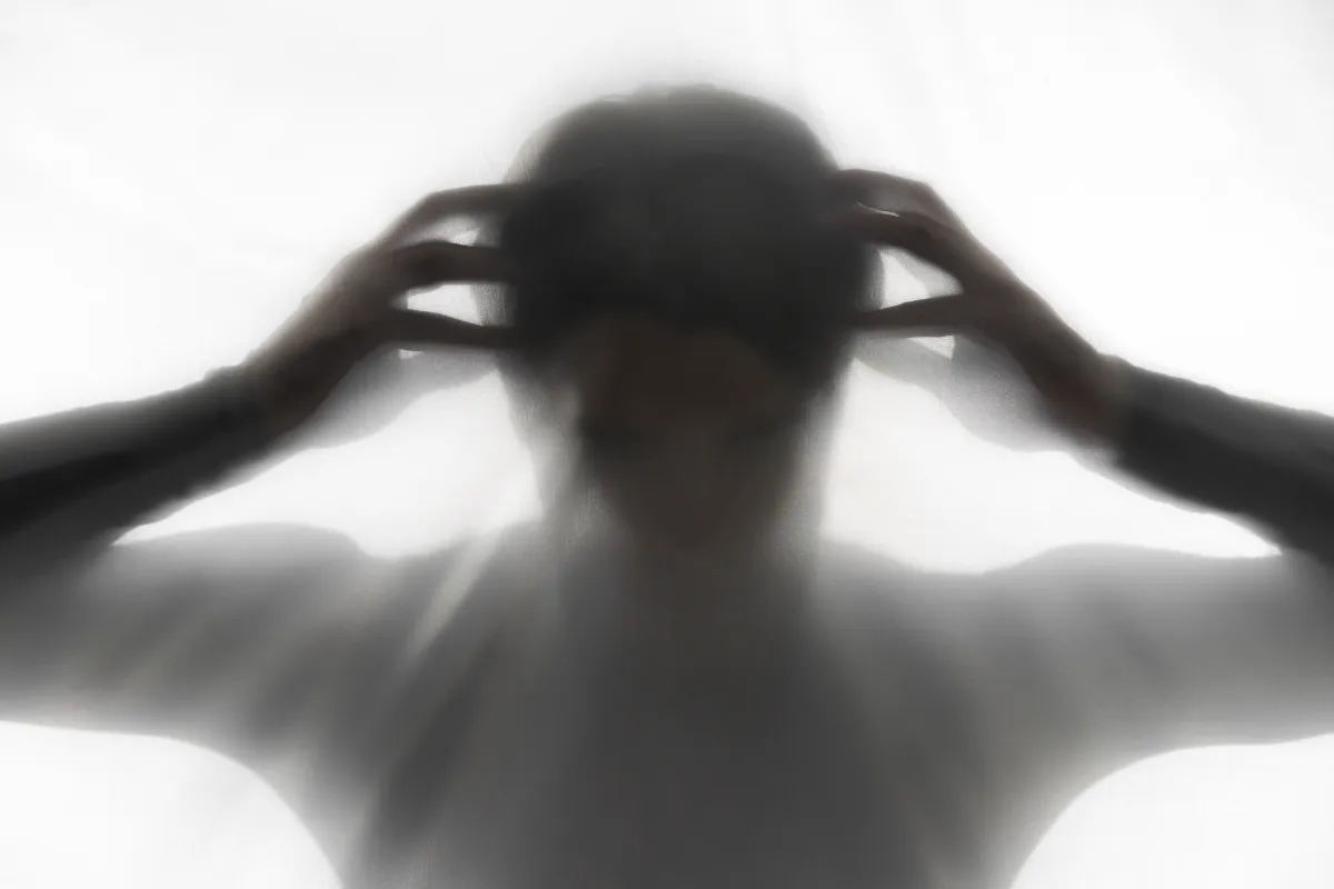 تظهر الصورة شخصية مصابة بالفصام العامودي