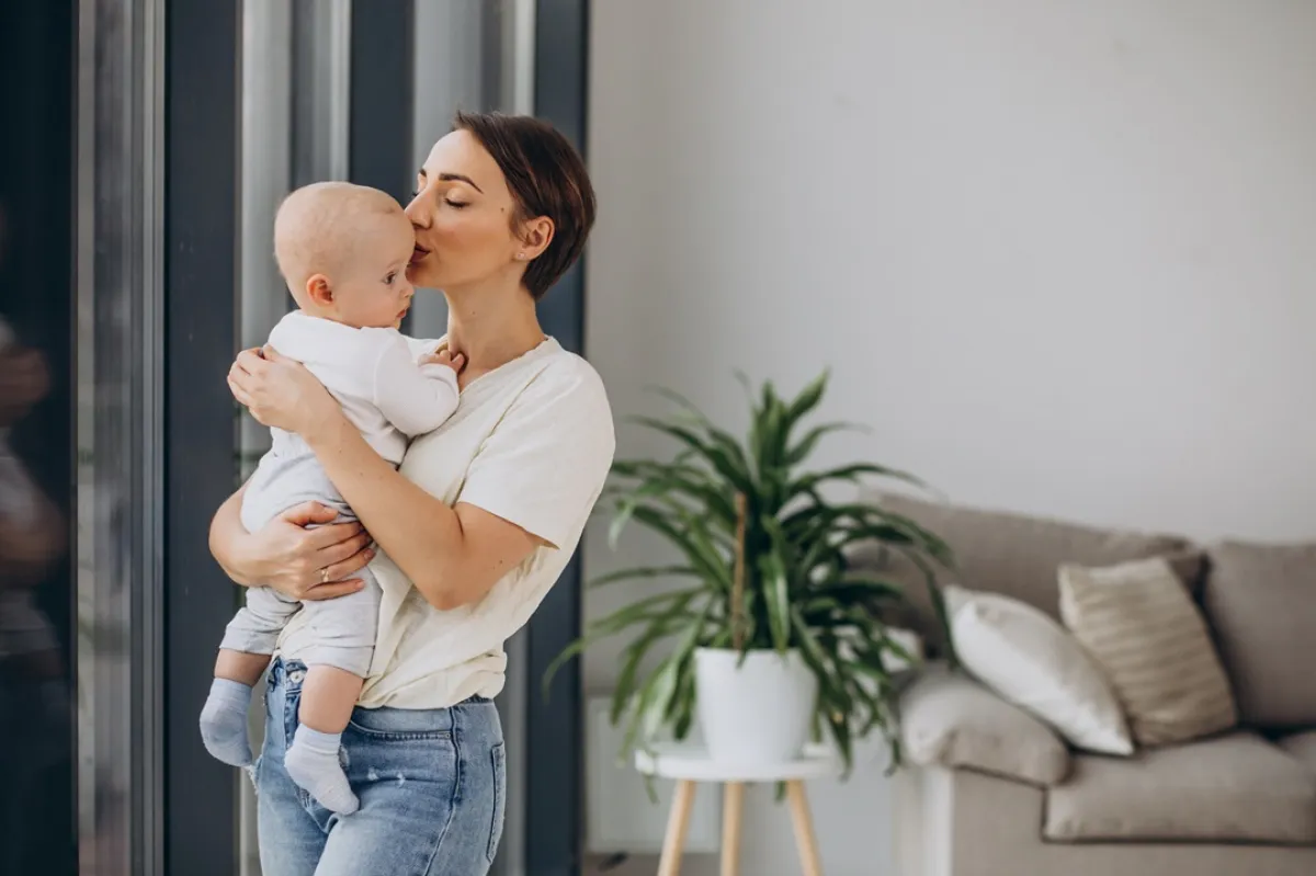 صورة لأم تحمل طفلها