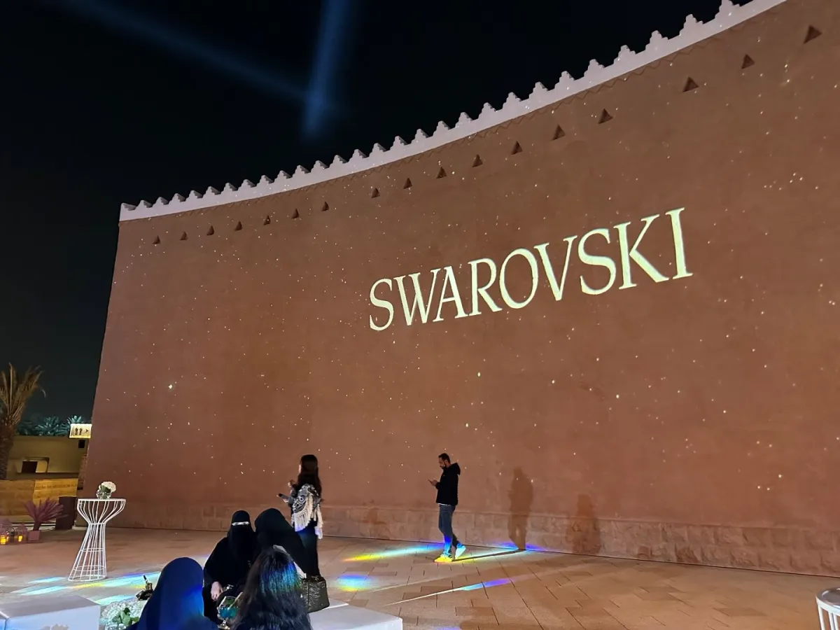 من جدار العرض الذي عرض عليه فيديو تفصيلي عن  مجموعة سواروفسكي وأعمال فنية عدة