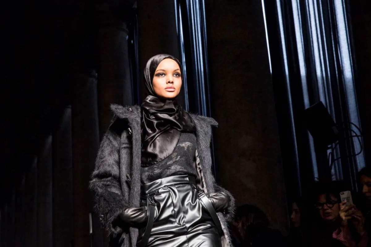 العارضة المحجبة حليمة أيدن على منصة ماكس مارا Max Mara -  الصورة من Launchmetrics/Spotlight ©