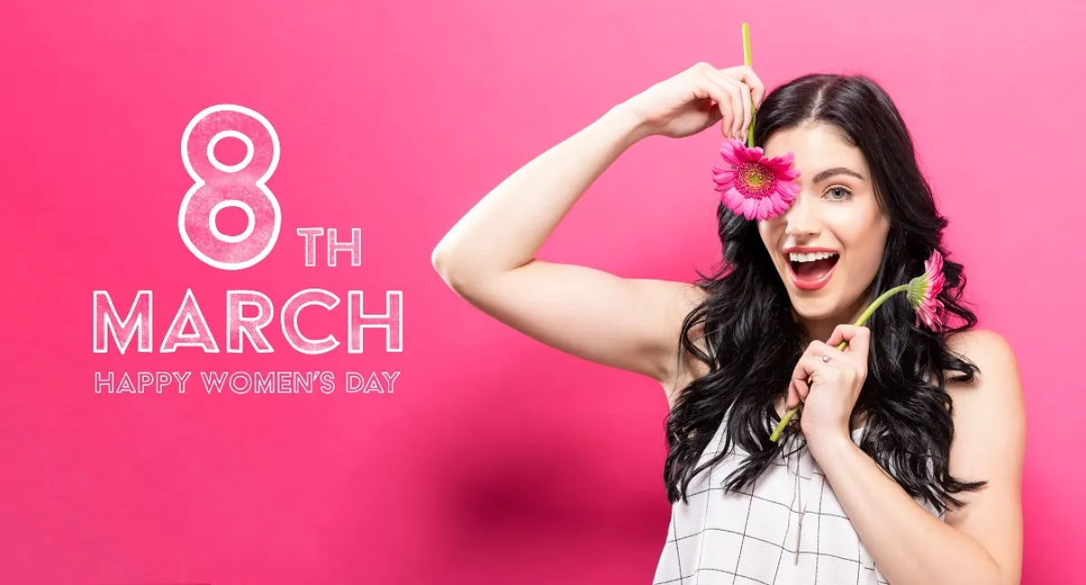 صورة لأمرأة سعيدة بيوم احتفالها