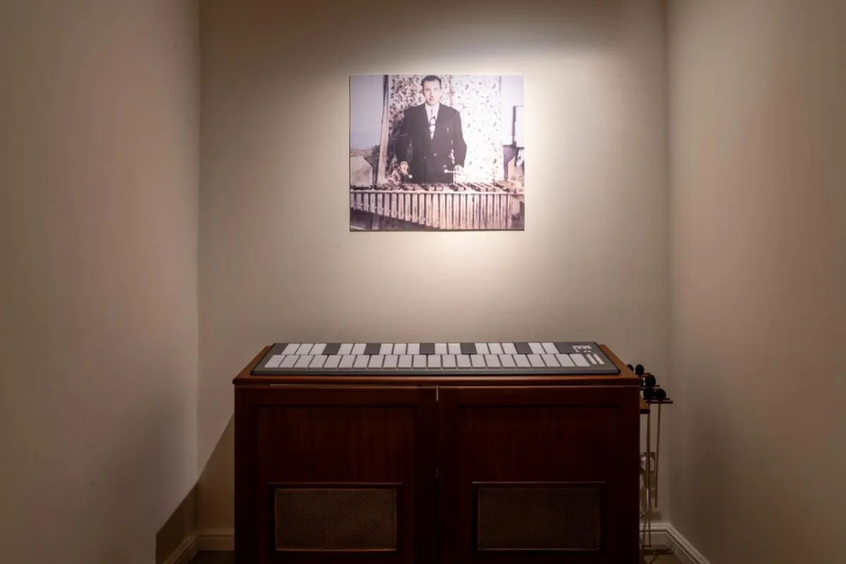 يتضمن المركز متحفاً يخلّد سيرة وإرث الموسيقار الراحل عبر عرض مسيرته الشخصية