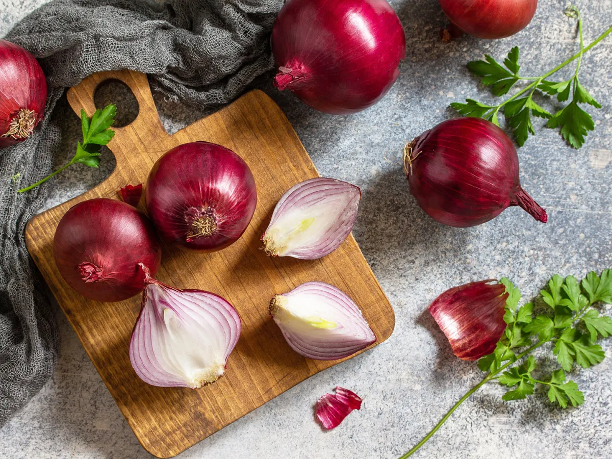 للبصل فوائد عظيمة على الصحة خصوصًا إذا تمّ تناوله نيئًا