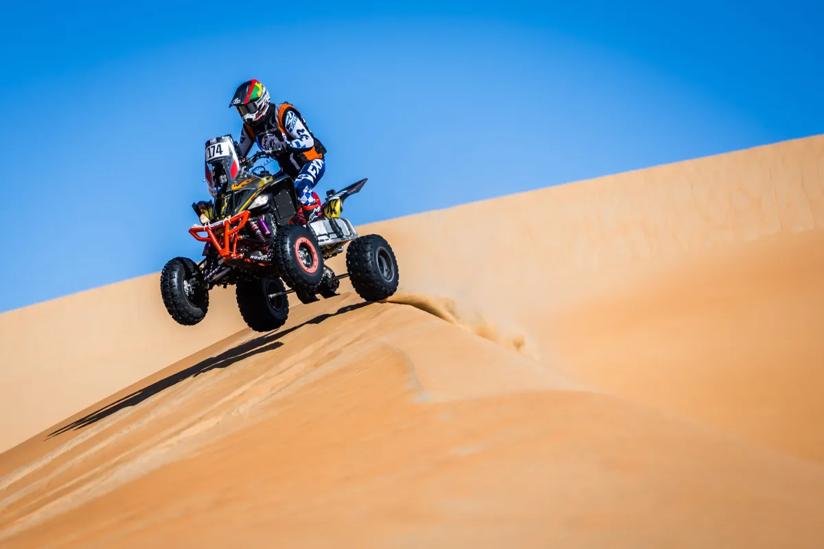 توج الجنوب إفريقي آرون مير بطلاً لسباق الدراجات النارية . الصورة من wam