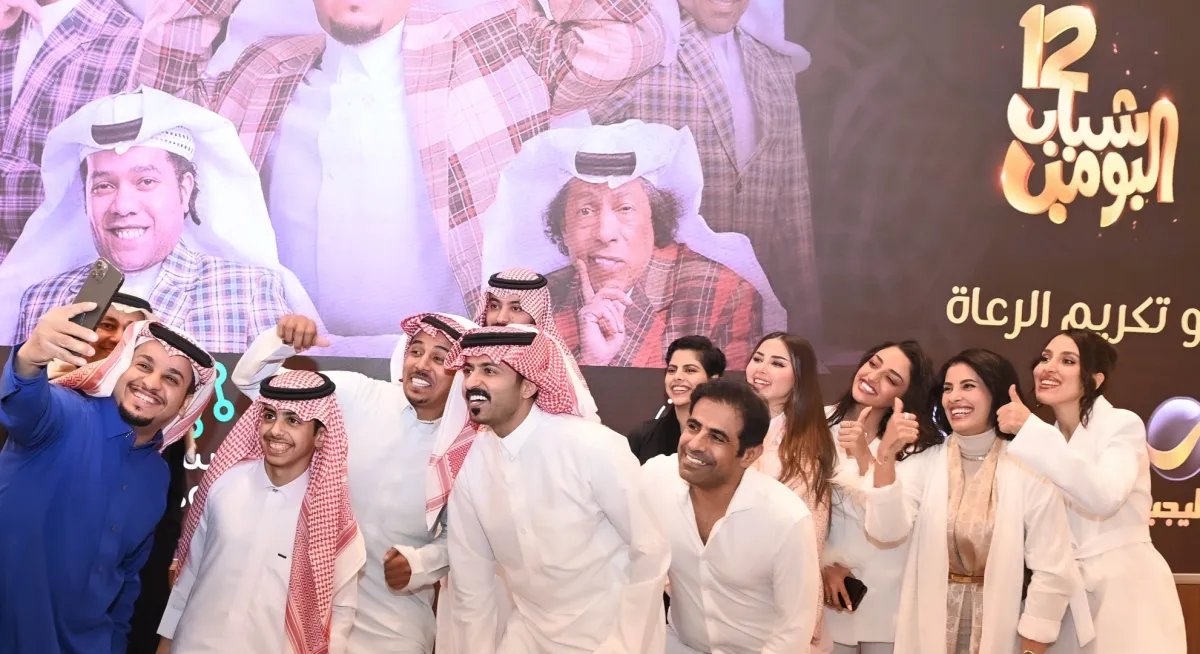 فريق شباب البومب 12 بصورة جماعية