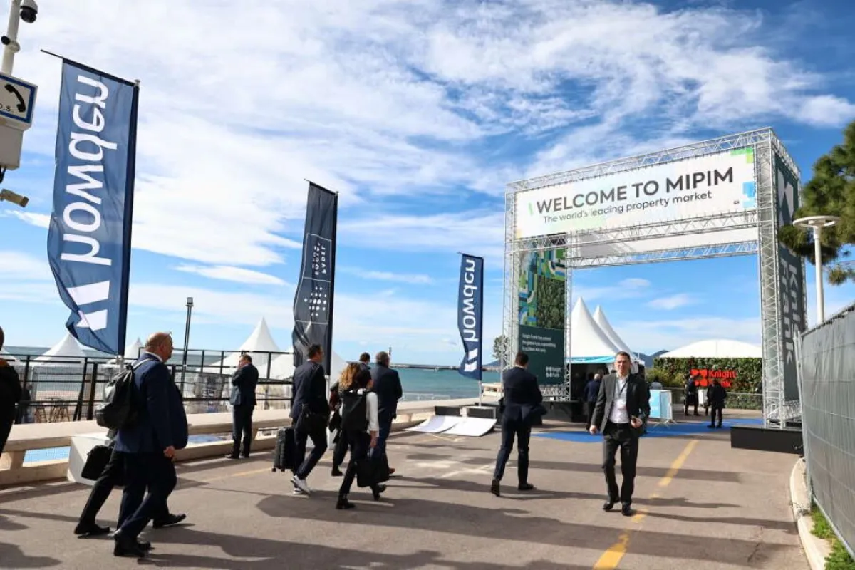 دعا إنزيريلو كبار المستثمرين وممثلي الشركات والمؤسسات العالمية للاطلاع على الفرص الاستثمارية في المشروعات الثقافية والسياحية العالمية الجاري تنفيذها 