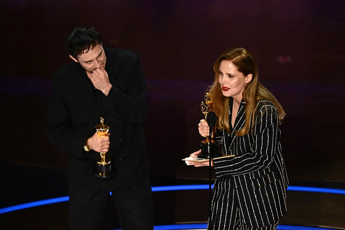 جوستين تريت Justine Trie و آرثر هاراري Arthur Harari يستلمان جائزة أوسكار أفضل سيناريو أصلي (مصدر الصورة:  Patrick T. Fallon / AFP)