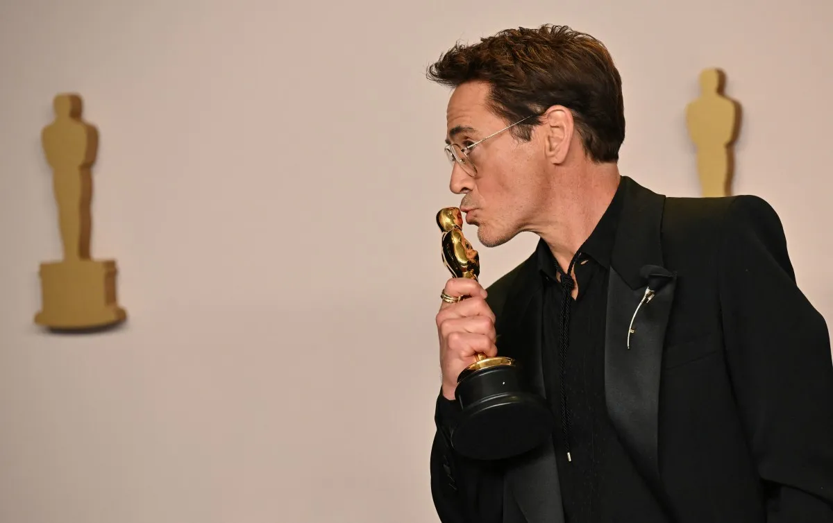 روبرت داوني جونيور Robert Downey Jr. يحمل جائزة الأوسكار (مصدر الصورة: Robyn BECK / AFP)
