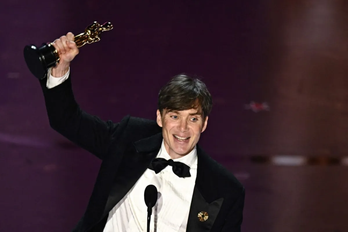كيليان مورفي في حفل توزيع جوائز أوسكار (Cillian Murphy during the 96th Annual Academy Awards). مصدر الصورة: Patrick T. Fallon / AFP