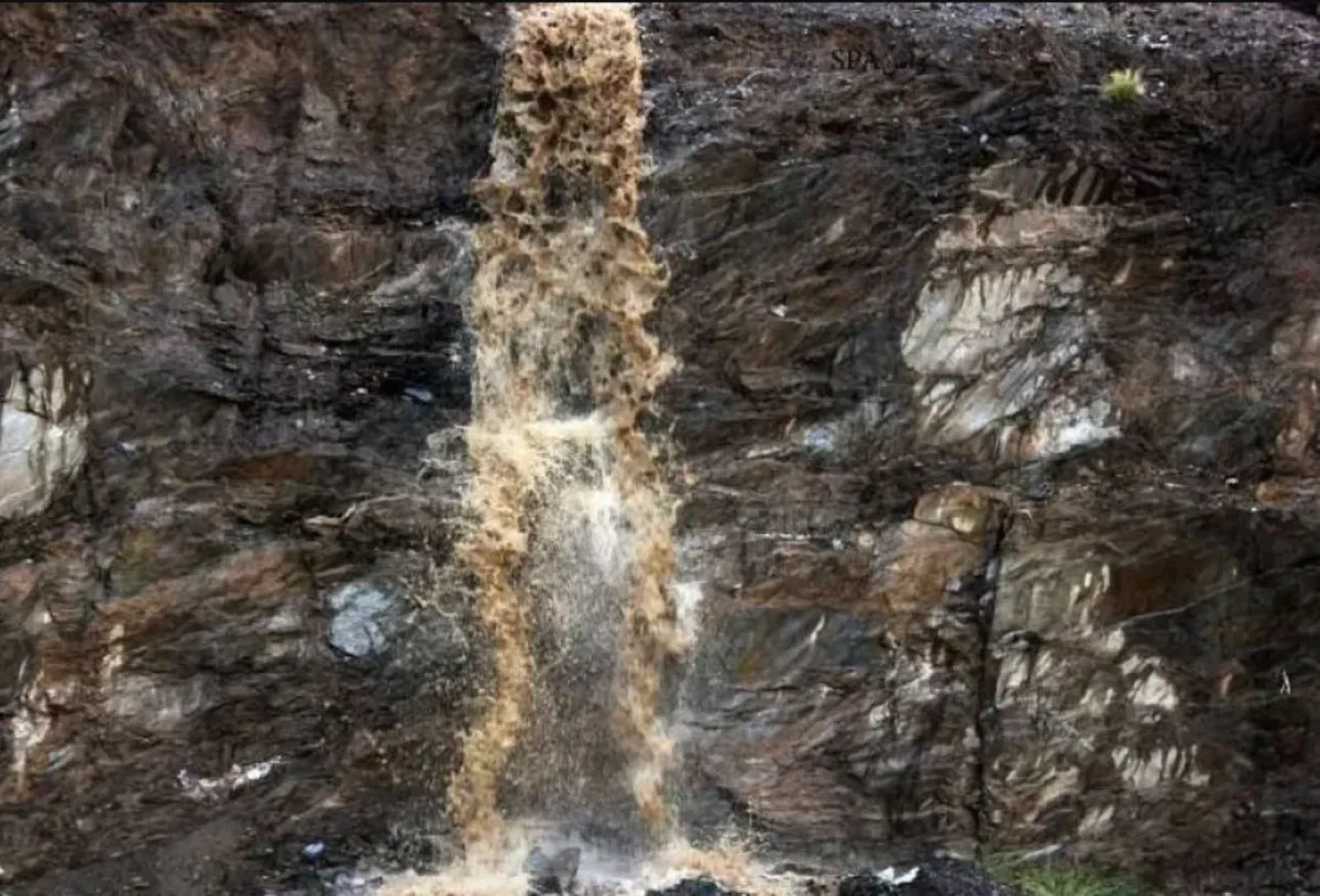 للمرة الأولى منذ سنوات.. شلال الدهناء يتدفق بالمياه