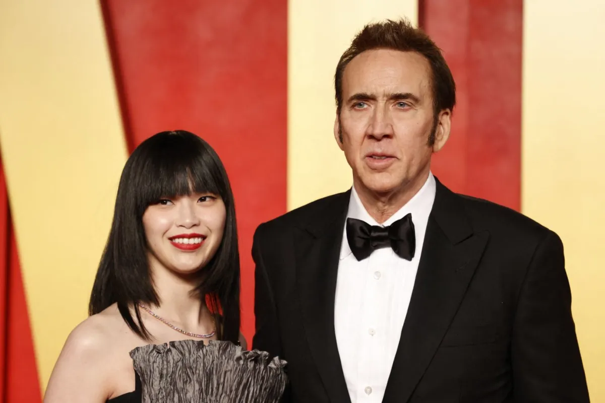 نيكولاس كيج وزوجته ريكو شيباتا يحضران حفل فانيتي فير لجوائز الأوسكار (Nicolas Cage and wife Riko Shibata attend the Vanity Fair Oscars Party). مصدر الصورة: Michael TRAN / AFP