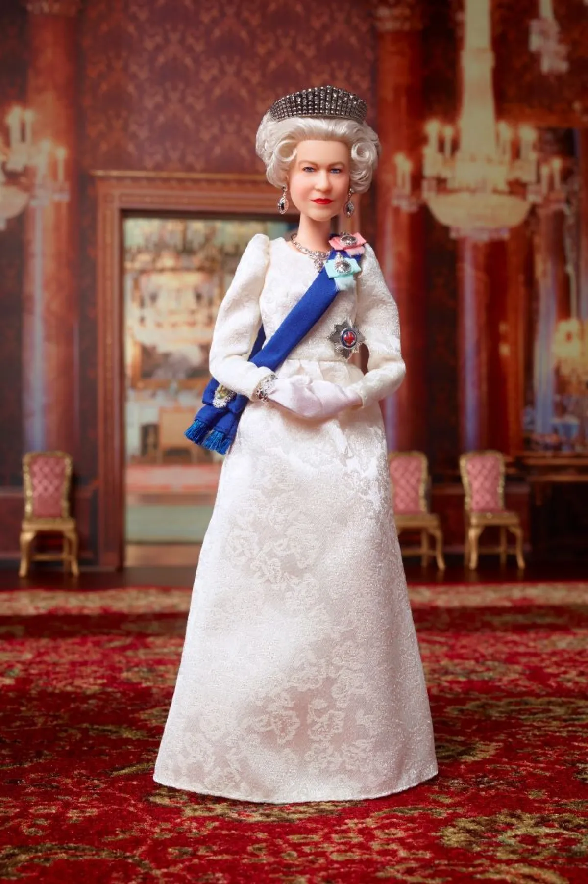 دمية باربي تصور الملكة إليزابيث الثانية بمناسبة اليوبيل البلاتيني (Barbie doll depecting Queen Elizabeth II to mark the Britain's monarch's Platinum Jubilee). مصدر الصورة: MATTEL / AFP