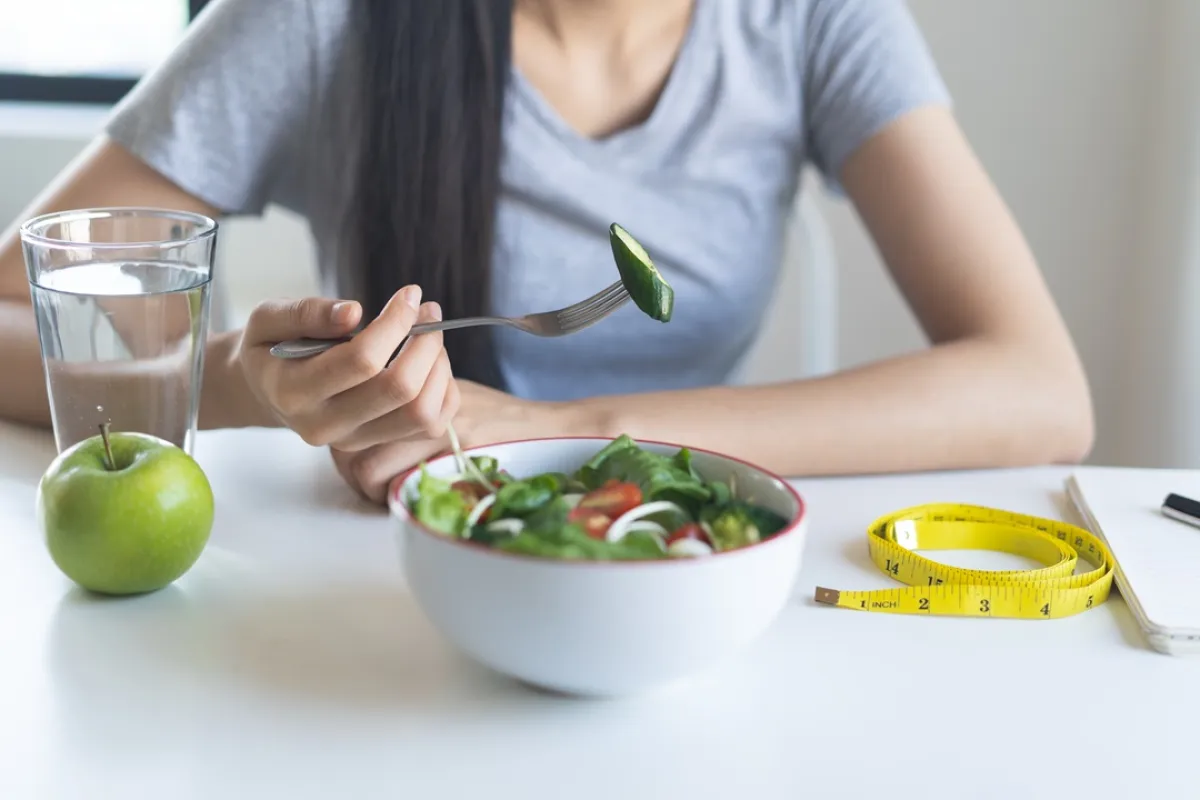 صورة لامرأة تتناول الطعام