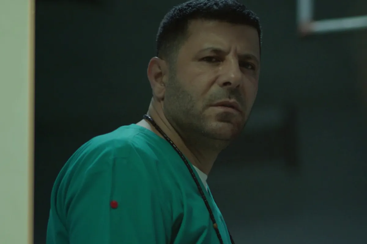 إياد نصار من كواليس مسلسل صلة رحم في رمضان 2024. مصدر الصورة (المركز الإعلامي لقناة MBC مصر)