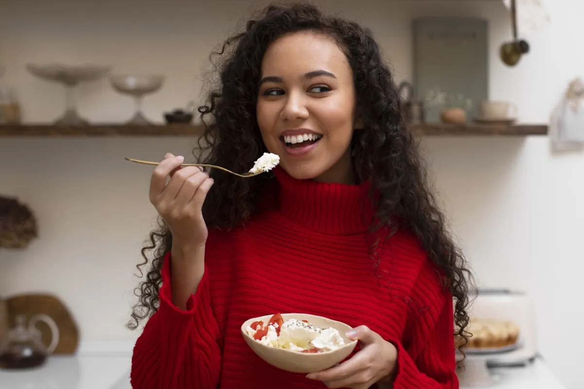 صورة لامرأة تتناول الطعام