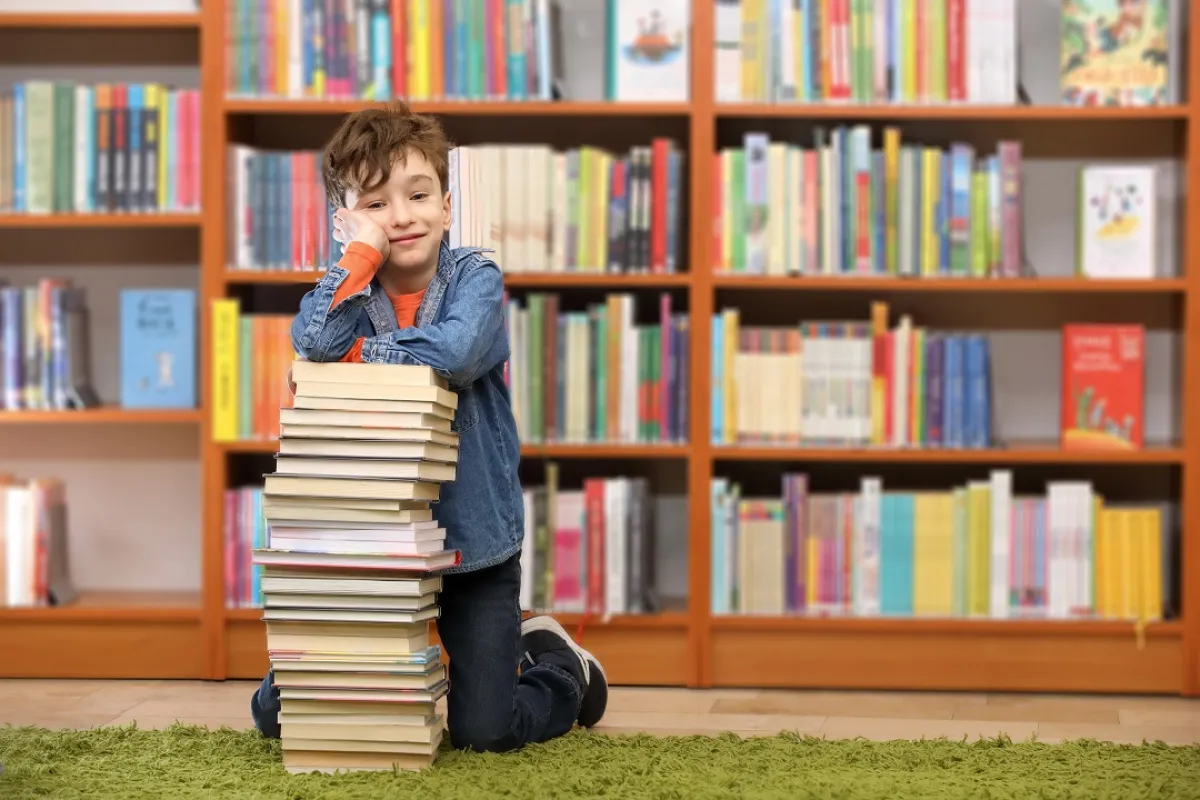 صورة تعبيرية لطفل يبحث بين الكتب