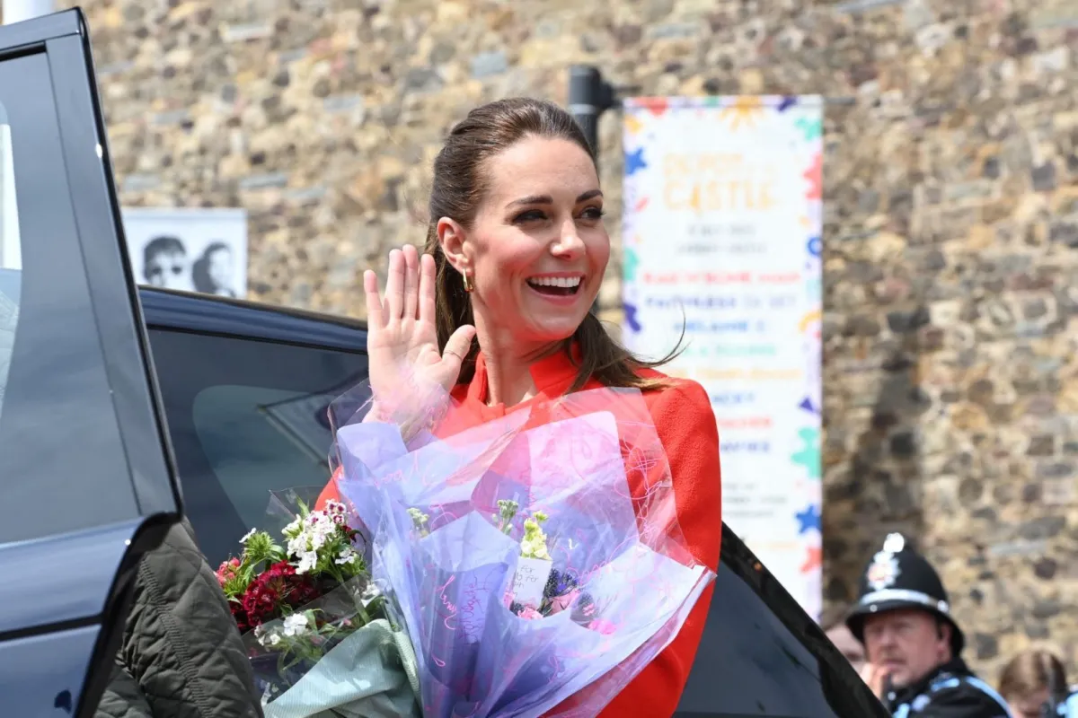 كيت ميدلتون في ختام زيارة لقلعة كارديف في ويلز (Catherine at the end of a visit to Cardiff Castle in Wales). مصدر الصورة: Ashley CROWDEN / various sources / AFP