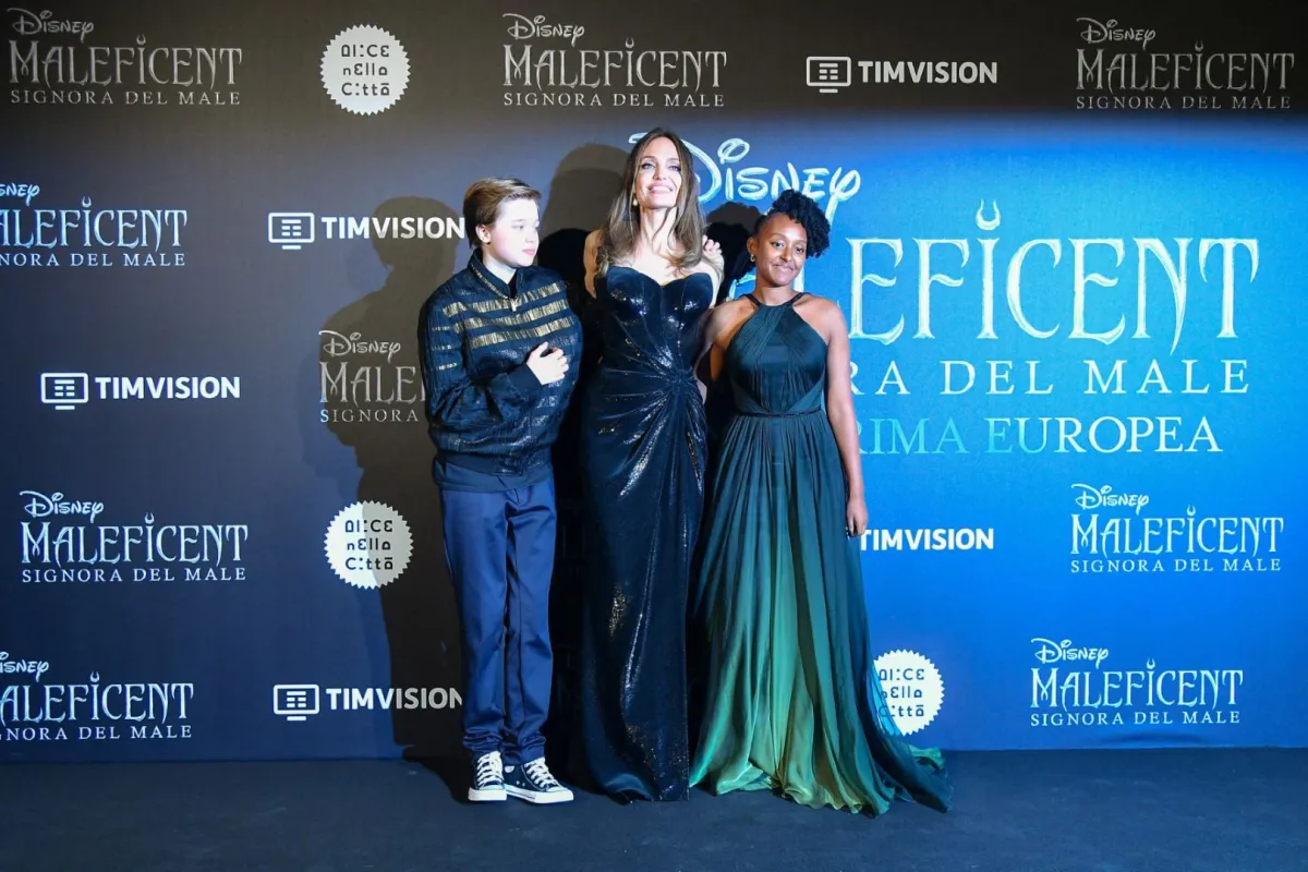 أنجلينا جولي مع طفليها شيلوه نوفيل جولي بيت وزاهارا مارلي جولي بيت في روما (Angelina Jolie with her children Shiloh Nouvel Jolie-Pitt and Zahara Marley Jolie-Pitt in Rome). مصدر الصورة: AFP / Tiziana FABI