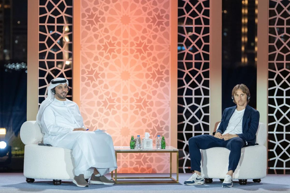 جلسة رياضية مع لوكا مودريتش. الصورة من مكتب الشارقة الإعلامي