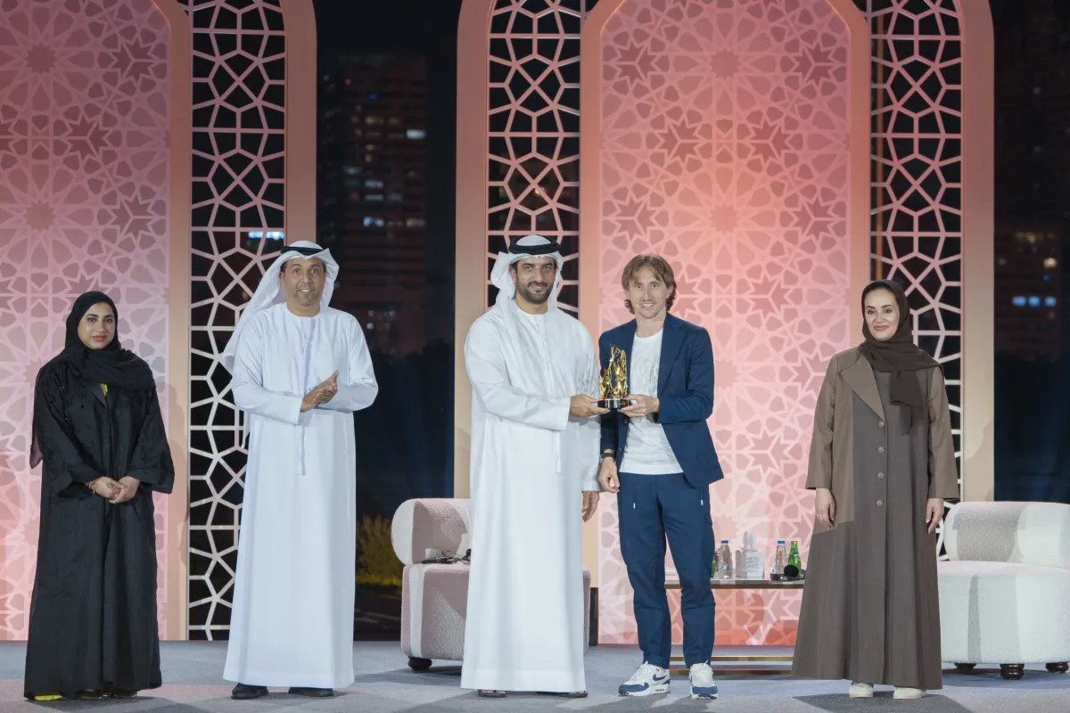  الشيخ سلطان بن أحمد بن سلطان القاسمي يكرم لوكا مودريتش. الصورة من مكتب الشارقة الإعلامي