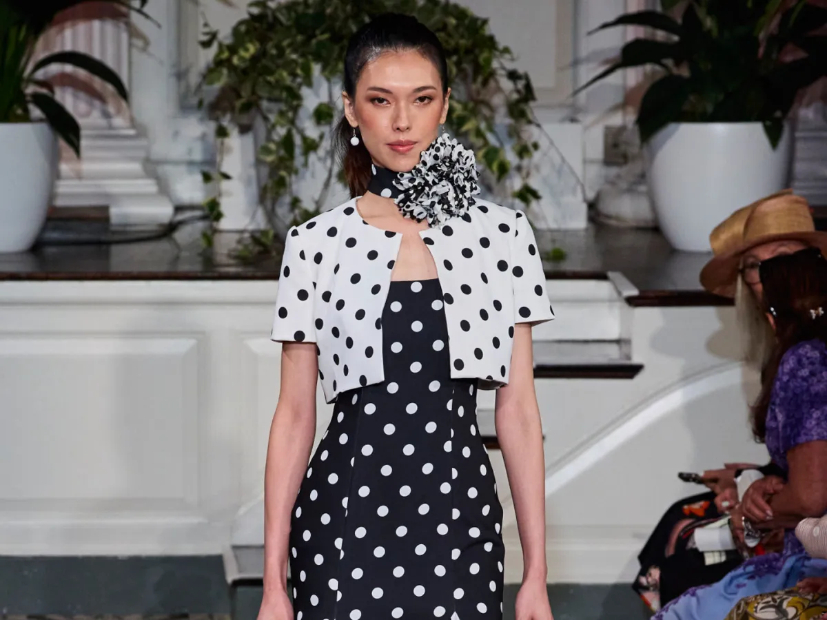 فستان من ماركة Dennis Basso - الصورة من Launchmetrics/Spotlight ©