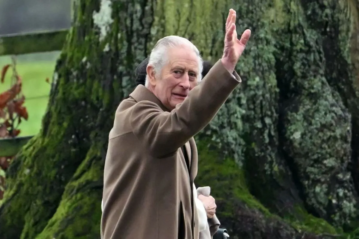 الملك تشارلز الثالث والملكة كاميلا (من خلفه) يصلان إلى كنيسة القديسة مريم المجدلية في منطقة ساندرينجهام شرق إنجلترا (King Charles III and Queen Camilla (hidden) arrive at St Mary Magdalene Church on the Sandringham Estate in eastern England). مصدر الصورة: JUSTIN TALLIS / AFP