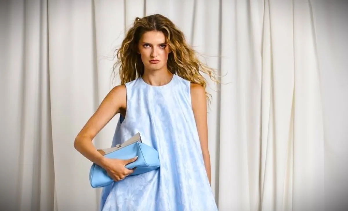 فستان من ماركة Sara Battaglia - الصورة من Launchmetrics/Spotlight ©