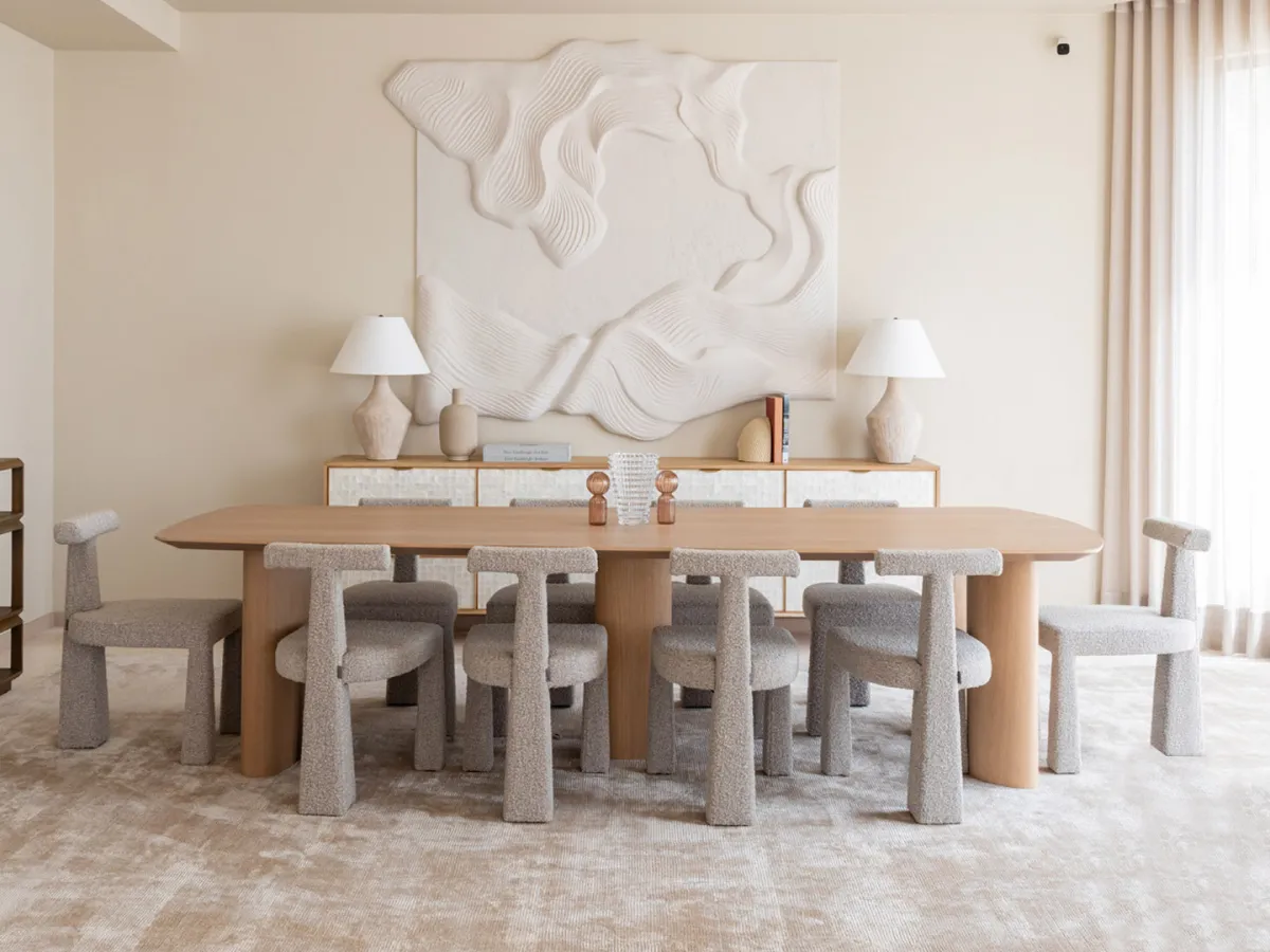 طاولة طعام مصممة لألوان حيادية 