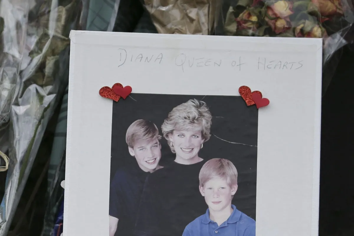 صورة للأميرة ديانا مع ابنيها الأمير ويليام والأمير هاري خارج قصر كنسينغتون في وسط لندن (A photograph of princess Diana with her sons Prince William and Prince Harry outside Kensington Palace in Central London).. مصدر الصورة: Daniel LEAL / AFP