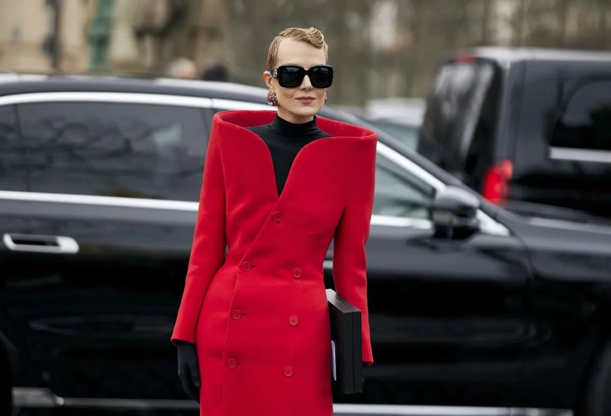 فستان أحمر بقصة هندسية عند الأكتاف-  الصورة من Launchmetrics/Spotlight © 