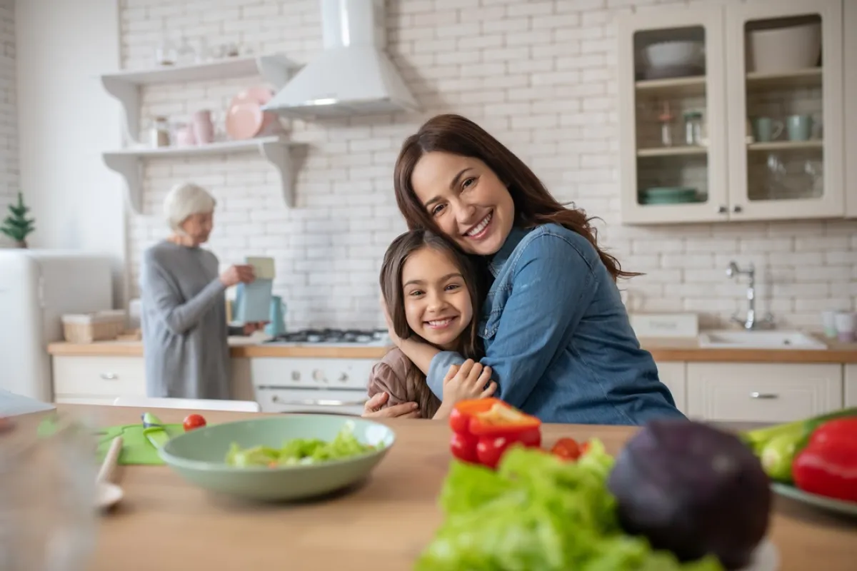 صورة لأم تحضن طفلتها