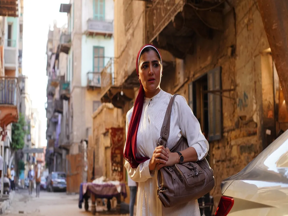 مي عمر- الصورة من شاشة عرض مسلسل نعمة الافوكاتو