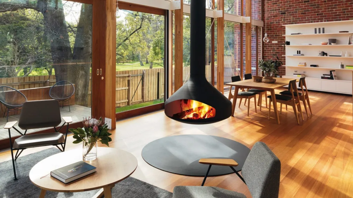 مدفأة تتوسط الفراغ الداخلي 