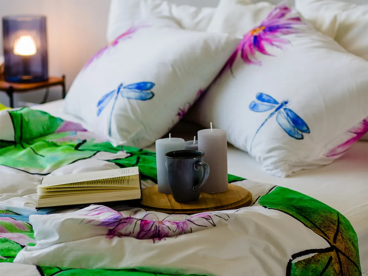 مفروشات السرير ملونة بألوان بارزة