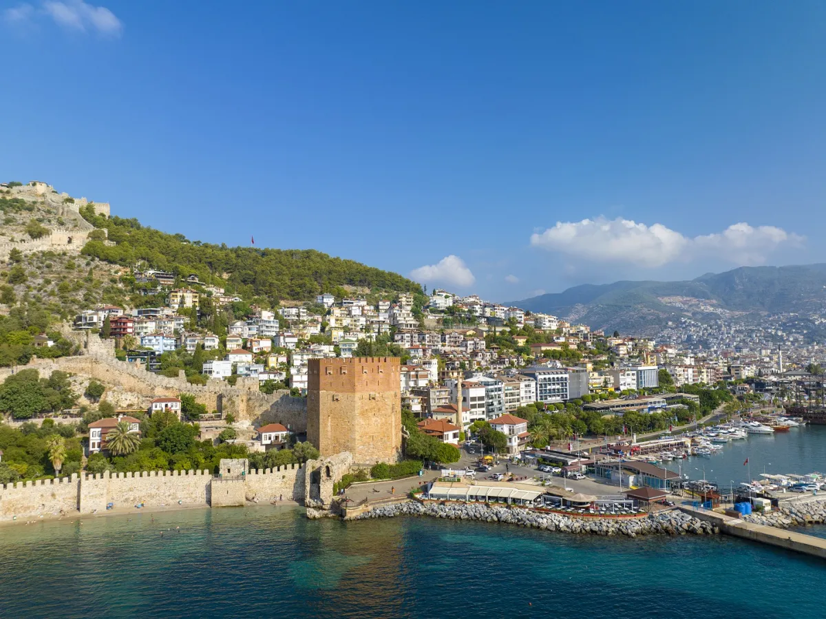 ألانيا هي مدينة منتجعية على شاطئ الريفييرا التركية