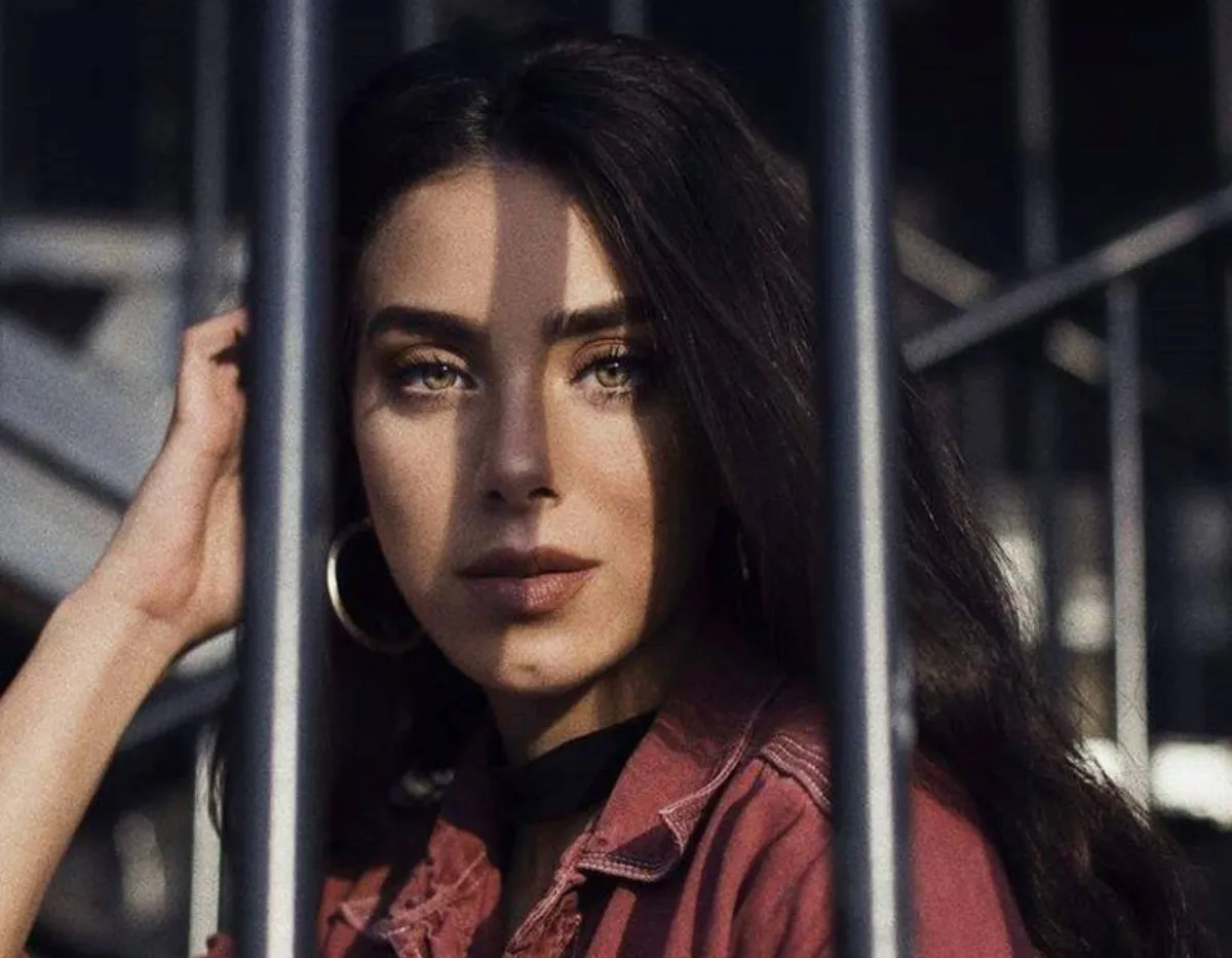 ملك الحسيني - الصورة من صفحتها الرسمية على الفيس بوك