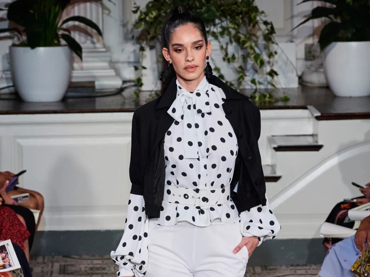 بلوزة من ماركة Dennis Basso - الصورة من Launchmetrics/Spotlight ©