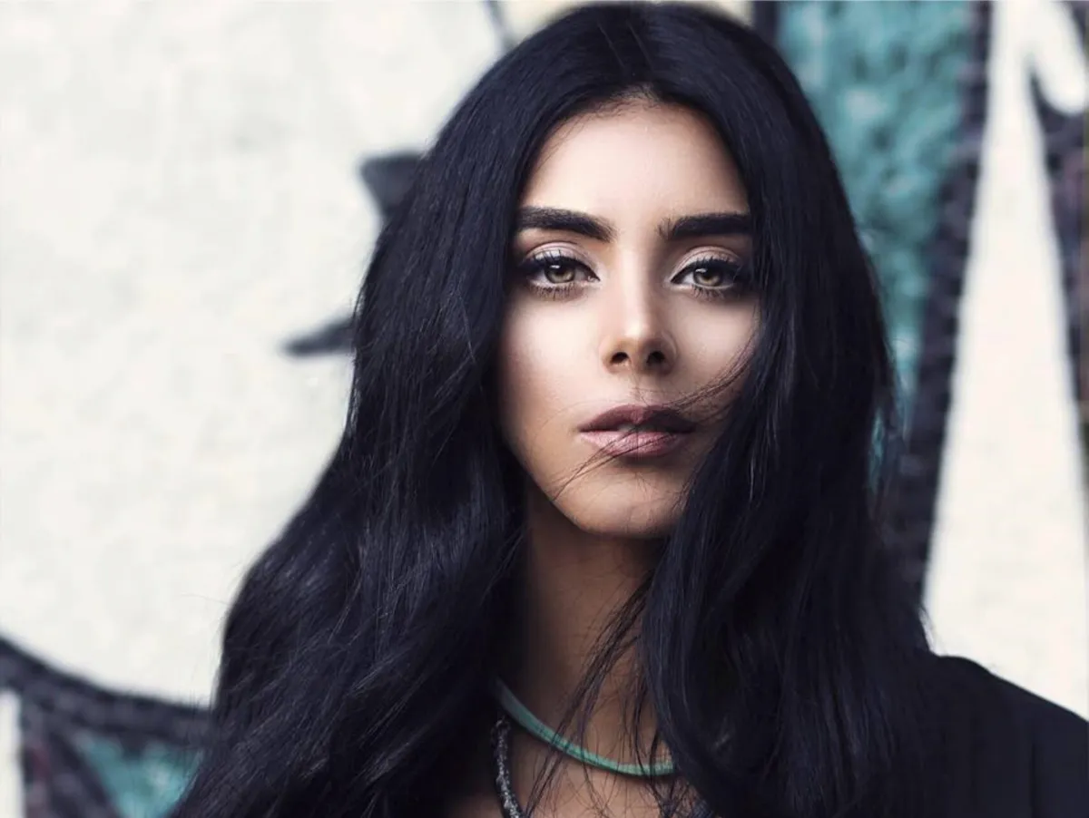 ملك الحسيني - الصورة من صفحتها الرسمية على الفيس بوك
