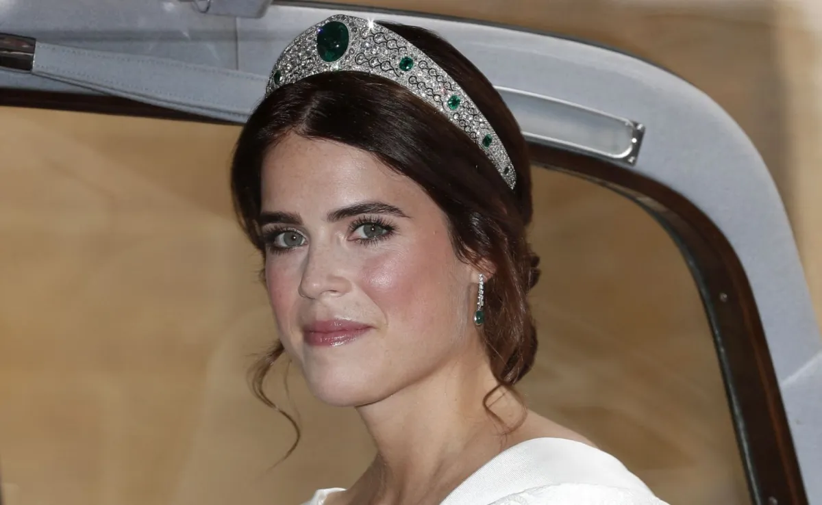 الأميرة يوجيني في يوم زفافها tي كنيسة القديس جورج، قلعة وندسور، في وندسور (Princess Eugenie at St George's Chapel, Windsor Castle, in Windsor) -مصدر الصورة: Alastair Grant / POOL / AFP