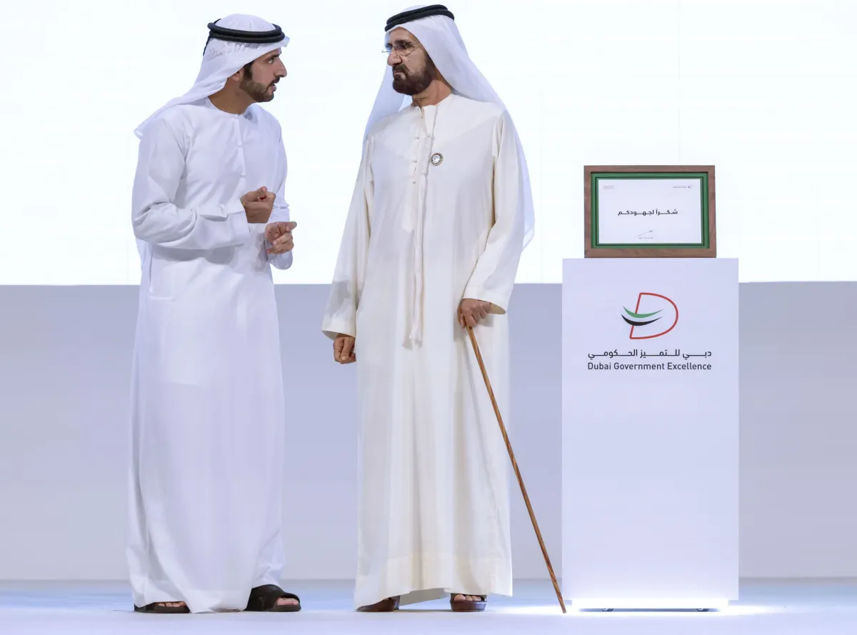 الشيخ محمد بن راشد والشيخ حمدان بن محمد بن راشد ضمن برنامج دبي للتميز الحكومي- الصورة من وام 