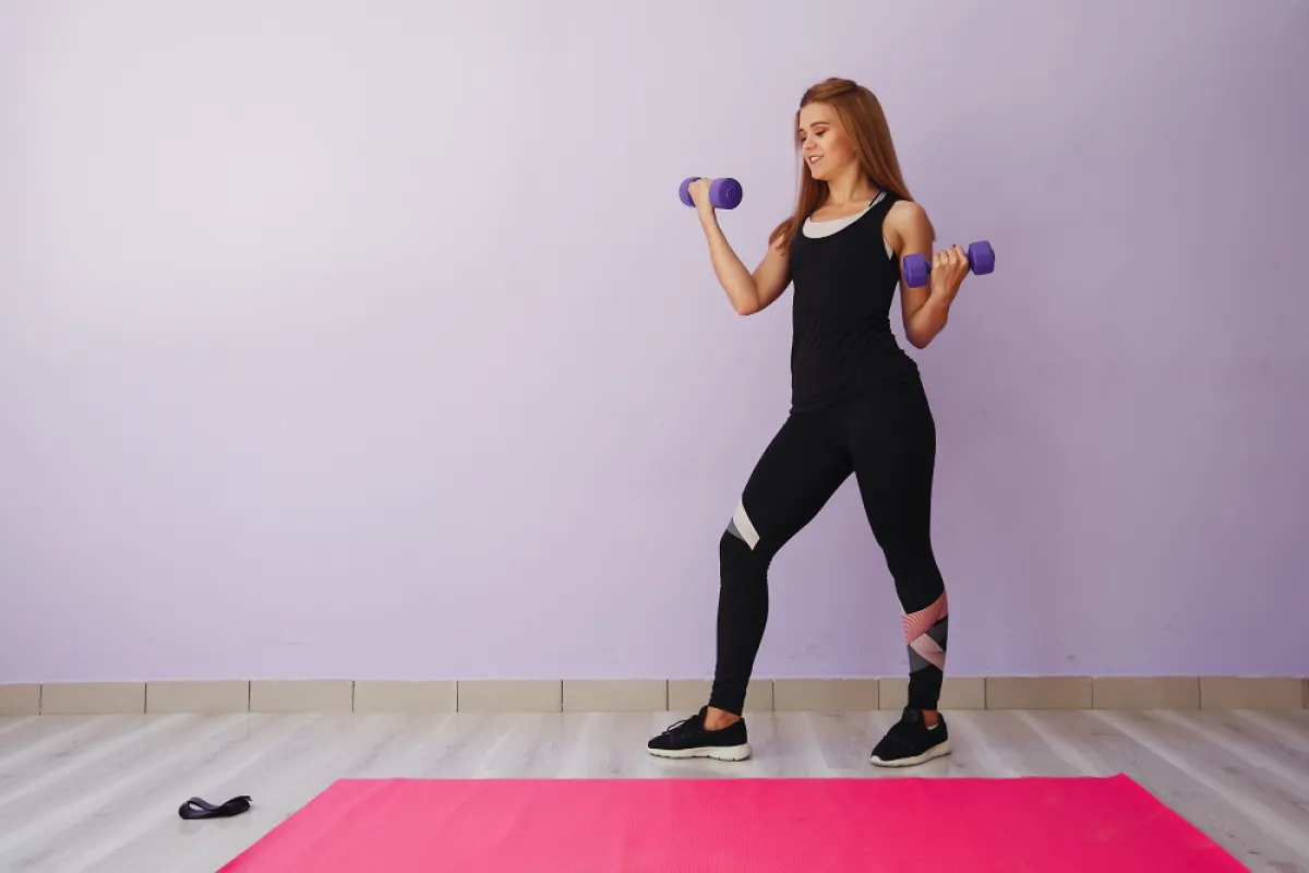 حمل الأوزان يساعد على نحت الجسم 