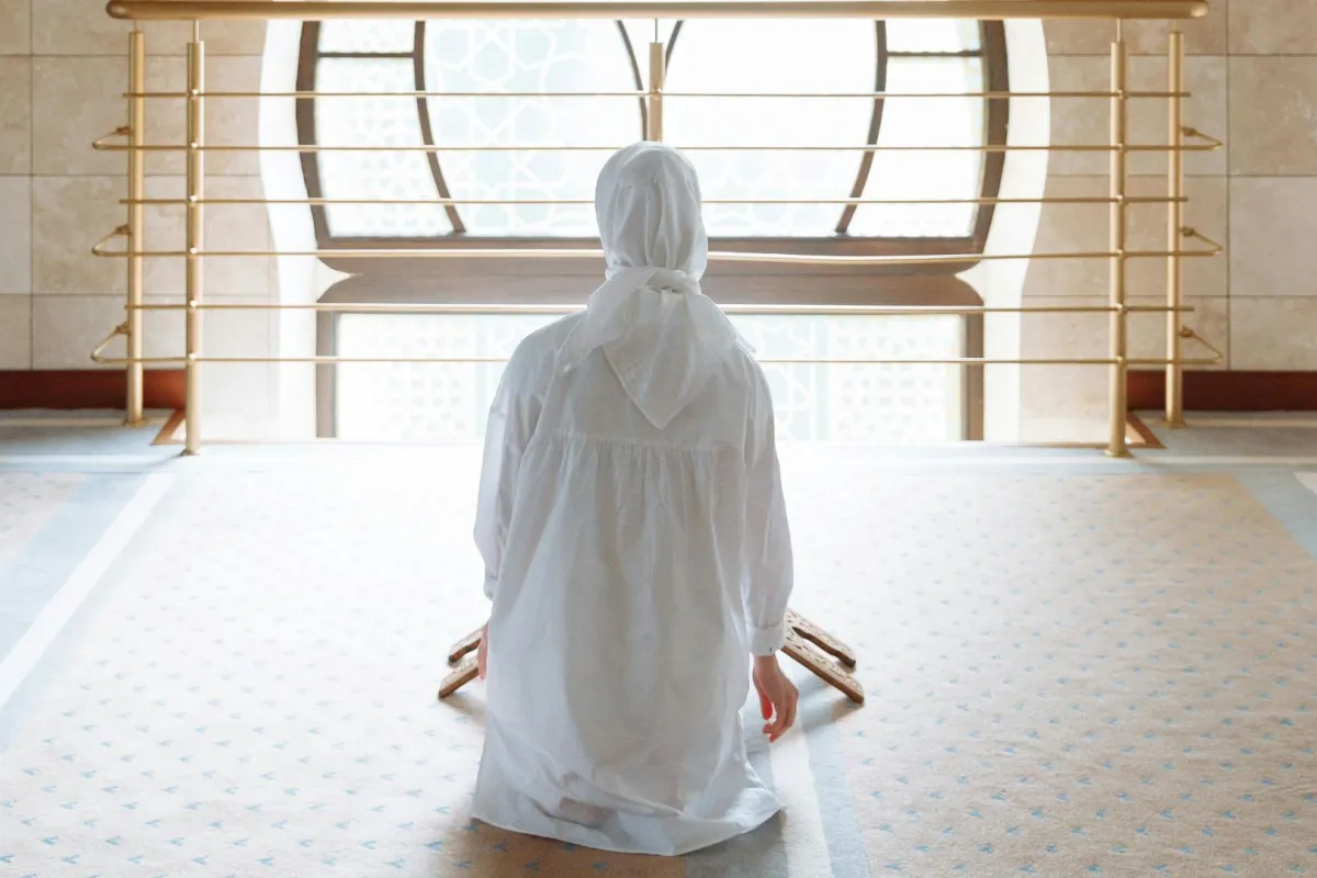 فتاة تدعو الله في مصلاها بالمسجد