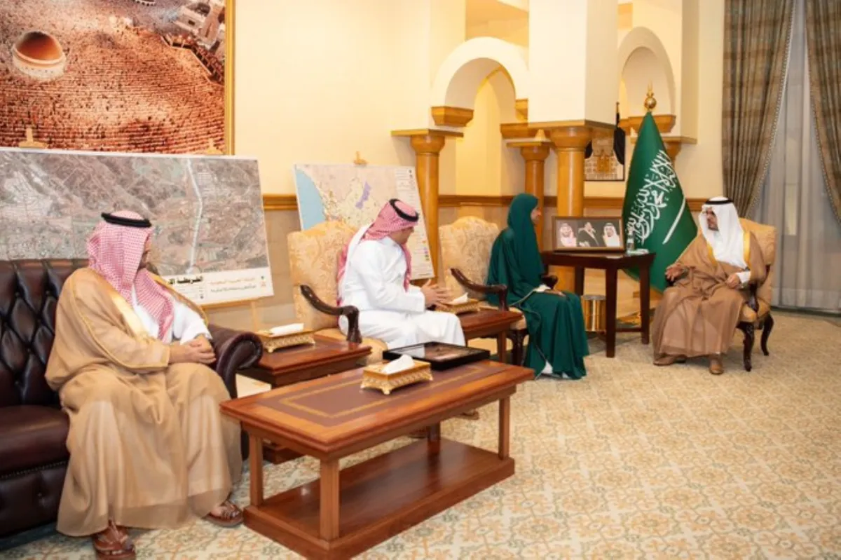 نائب أمير منطقة مكة المكرمة يستقبل لاعبة المنتخب السعودي للتايكوندو دنيا أبوطالب