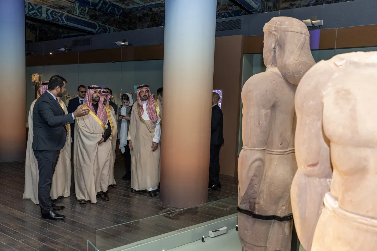 الأمير بدر بن عبدالله بن فرحان يزور معرض "العلا: واحة العجائب في الجزيرة العربية" - الصورة من حسابه الرسمي على منصة إكس