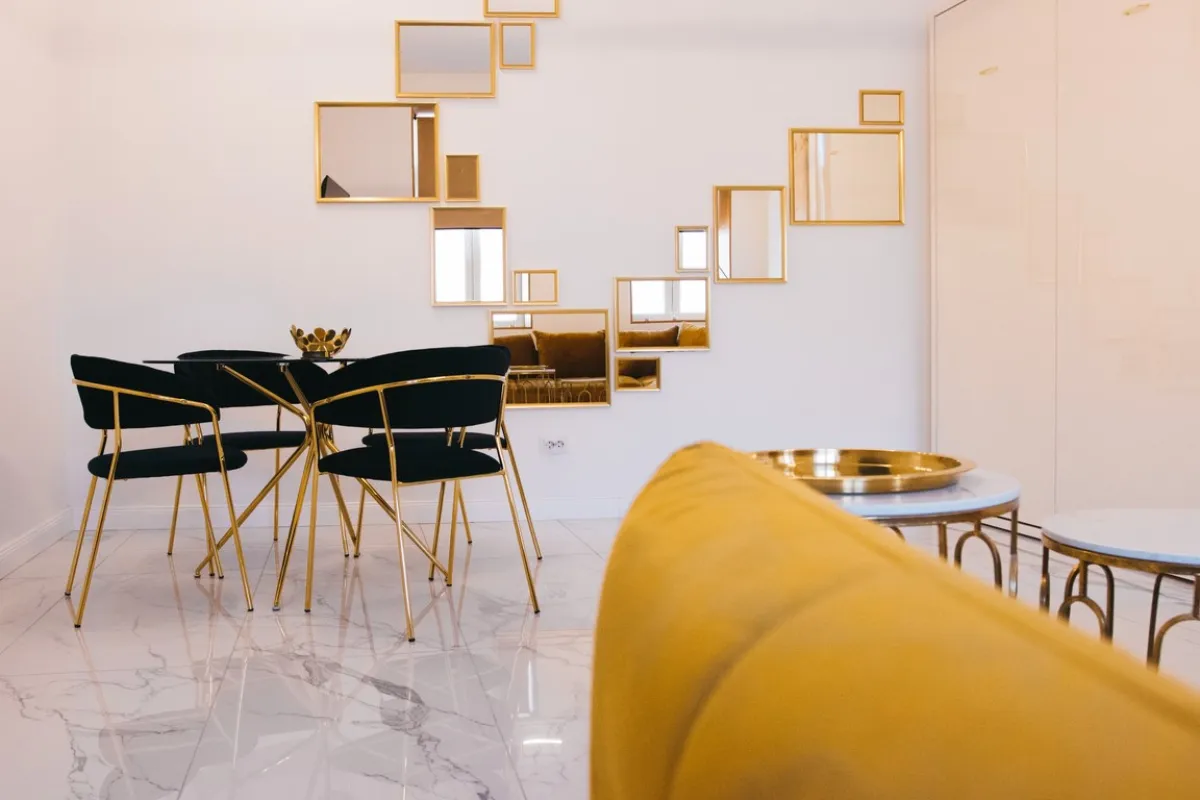 عناصر عدة في غرفة المعيشة محملة باللون الذهبي